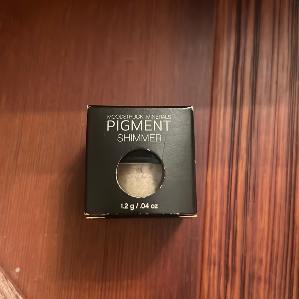 Younique Pigment shimmer in curious